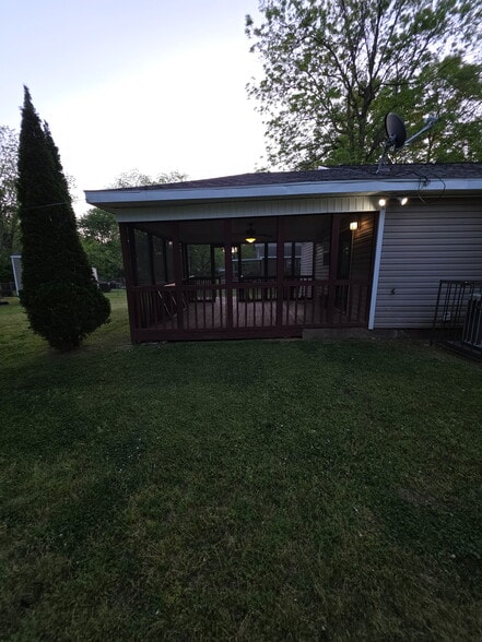 Screened back porch with ceiling fan - 234 Clifton St