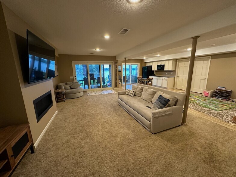 basement with walk out - 4290 Bass St SE