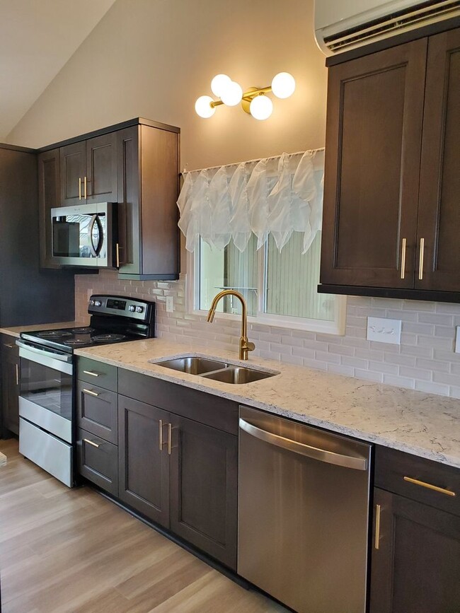Building Photo - Modern Upgraded 3 bedroom Rambler