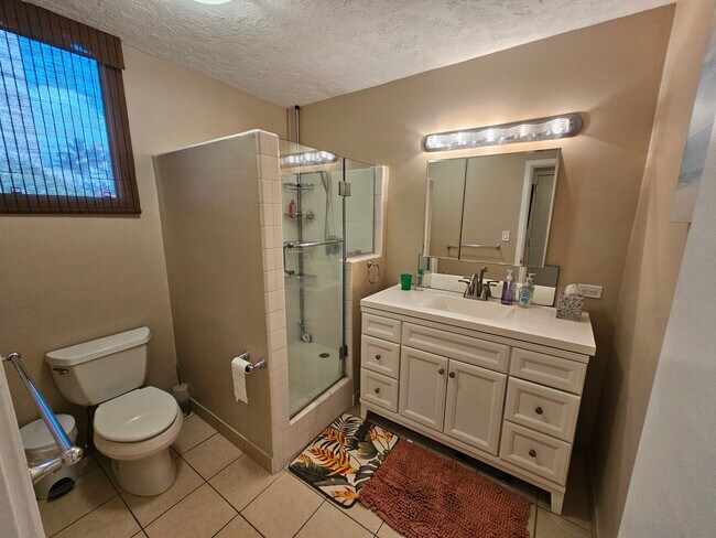 Building Photo - Window AC. Furnished. Near Beaches. (RRLLC)