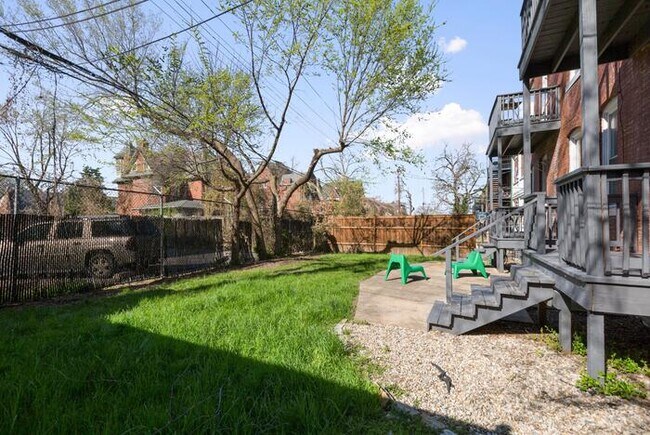 Building Photo - Updated 3Bd 2Bth Condominium in the Heart ...