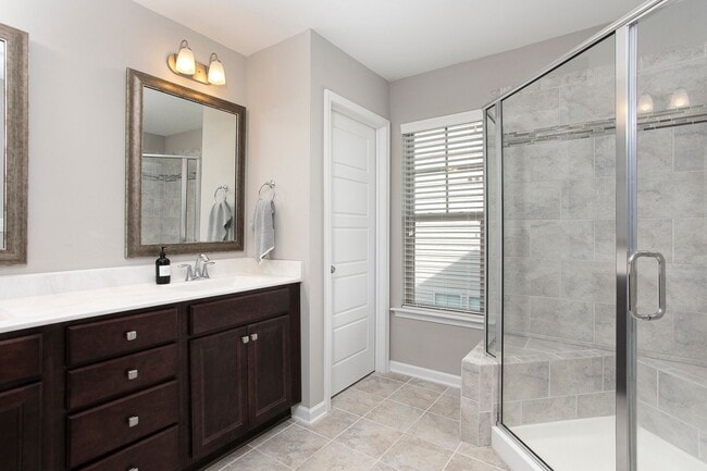 Building Photo - Beautiful 3 bedroom, 2.5 bath end unit townhome home!