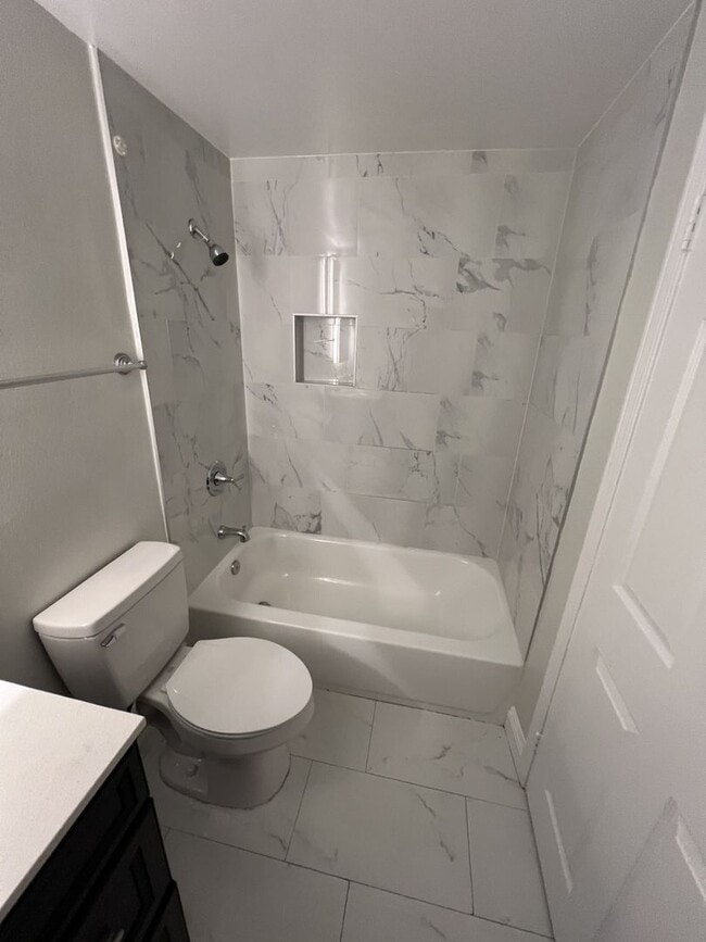 Building Photo - Spacious-Bright 3 Bedroom 2.5 Two story Bathroom Condo