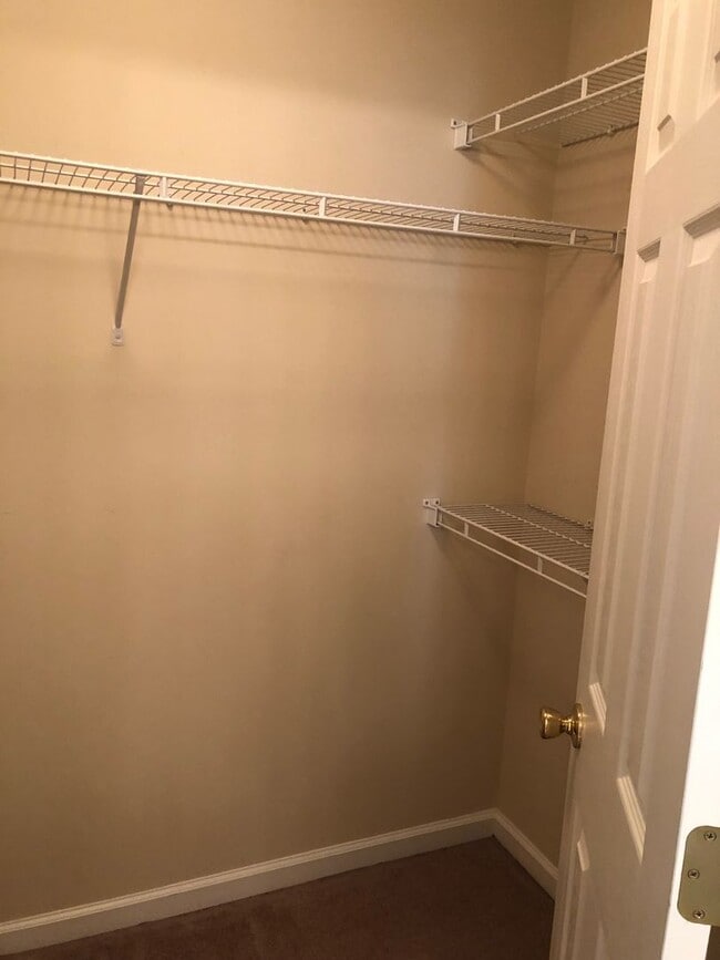 Building Photo - 3 bed/ 3 bath Townhouse