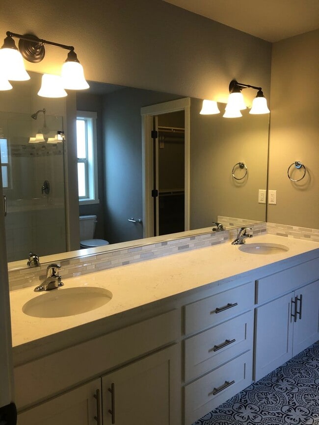 Building Photo - Gorgeous Townhome