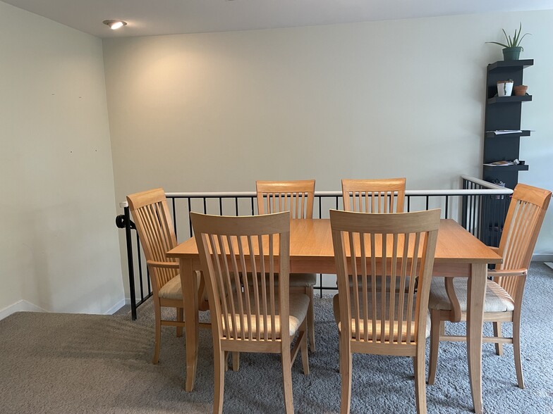 Dining area - 10 W Hill St