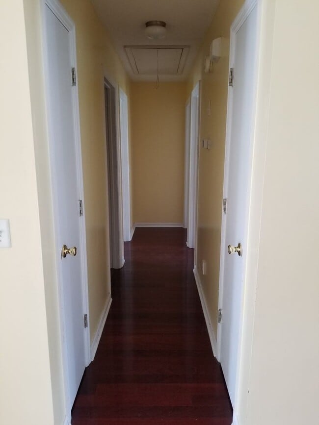 Building Photo - Cozy Home