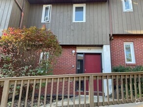 Building Photo - 2 Bedroom Unit Down the Street from Campus!