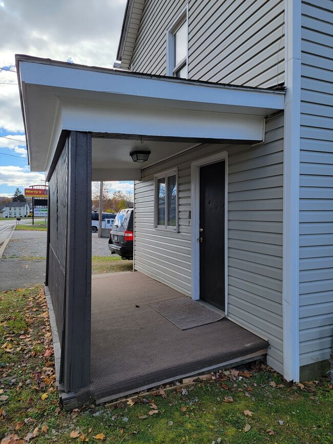 Building Photo - 2-3 bedroom home!  Only $825.00 plus utili...