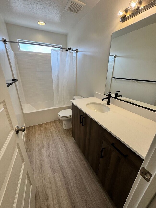 Building Photo - Beautiful 3 bed 2.5 bath Home!