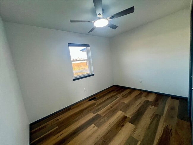 Building Photo - 902 SE G St