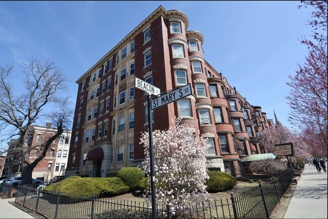 Building Photo - 922 Beacon St