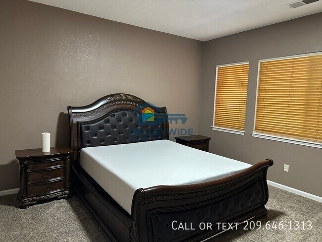 Building Photo - 2555 Crestmore Cir