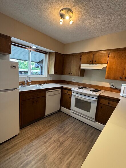 Kitchen - 2921 E 32nd Ave