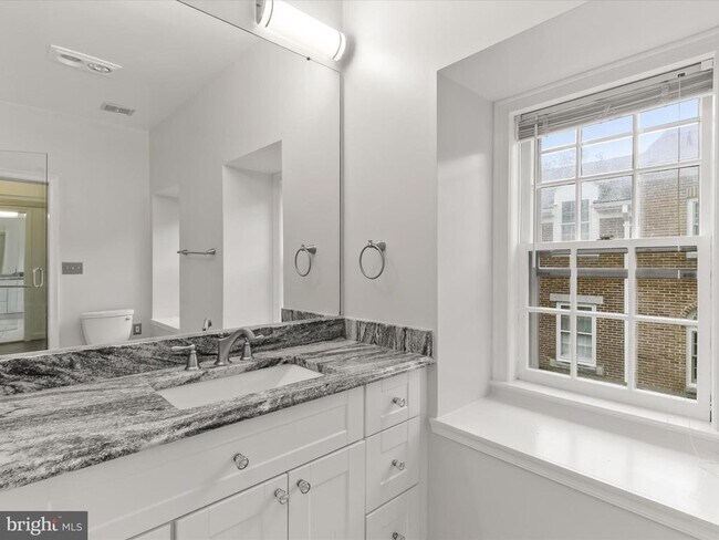 Building Photo - 4424 Westover Pl NW