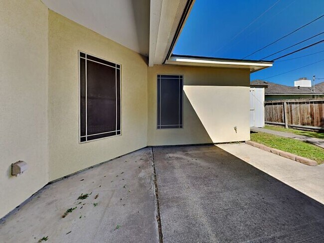 Building Photo - *No Application Fee* *$500 off First Month...