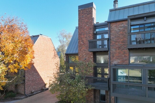 Building Photo - **PERFECTLY SITUATED TOWNHOME IN GREEN HIL...