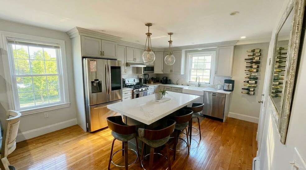 Building Photo - 14 Oak St