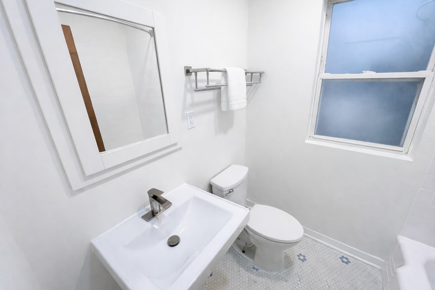 Building Photo - 5833 W Peterson Ave