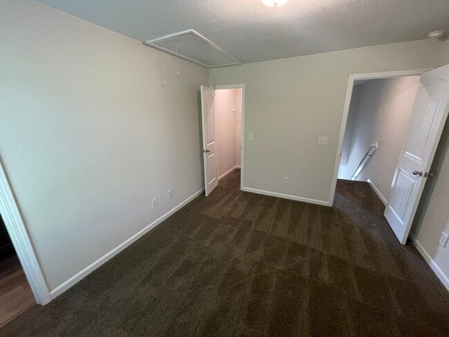 Building Photo - 2BD 2BA Townhome