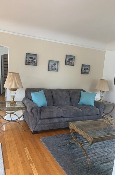 Living-room - 5914 S Carver St