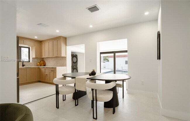 Building Photo - 1221 Biarritz Dr