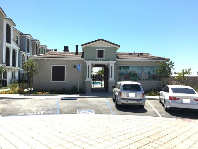 Building Photo - Beautiful 2 Bedroom, 2.5 Baths Townhome in...