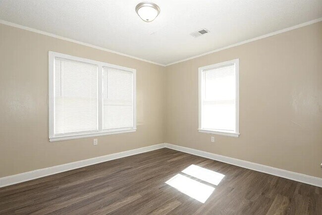 Building Photo - 93 E Fernwood Ave