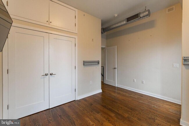 Building Photo - 1247 E Columbia Ave