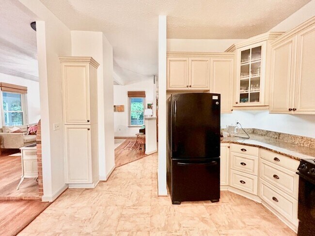 Building Photo - Beautifully renovated 4BR/3BA rambler with wraparound porch and garage