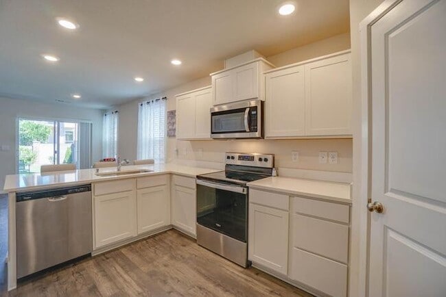Building Photo - NEWER THREE BEDROOM WITH GARAGE