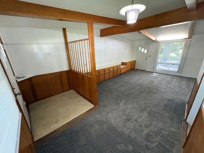 Building Photo - Charming Home, new carpet, laundry, backyard