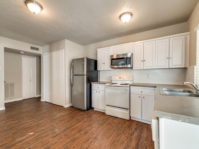 Building Photo - 502 Wildflower Dr