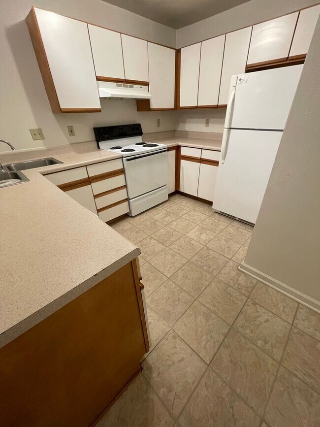 Building Photo - 4 Bedroom 2 Bath Apartment Top Floor