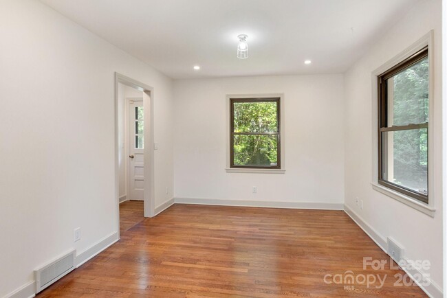 Building Photo - 10 S Oak Forest Dr