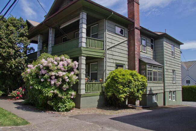 Building Photo - Studio unit in SW Portland
