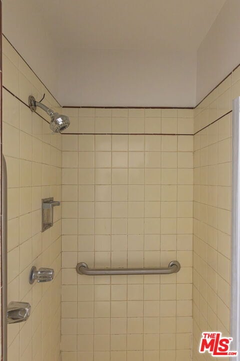 Building Photo - 2547 Canyon Dr