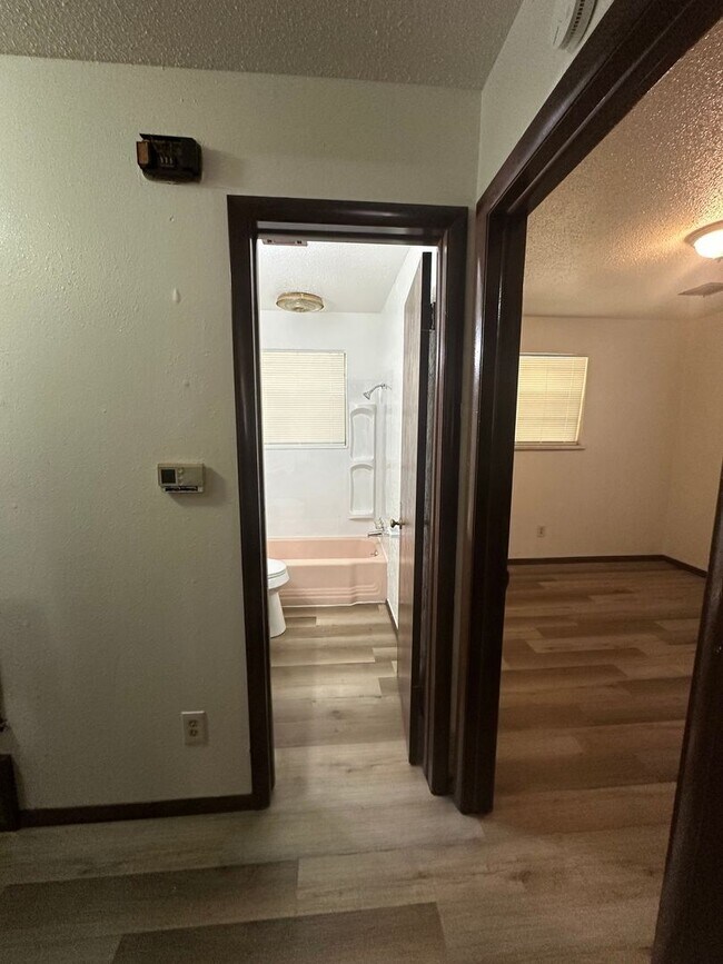 Building Photo - 3 bed 1.5 bath 1 car garage
