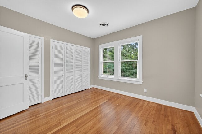 Building Photo - 2343 Wroxton Rd