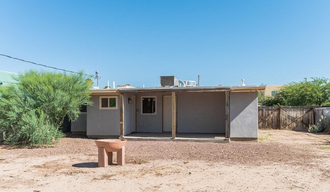 Building Photo - 410 E Waverly St