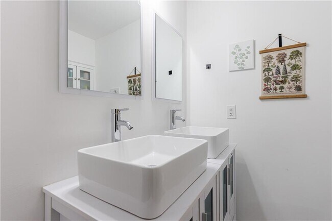 Building Photo - 554 Oak Dr