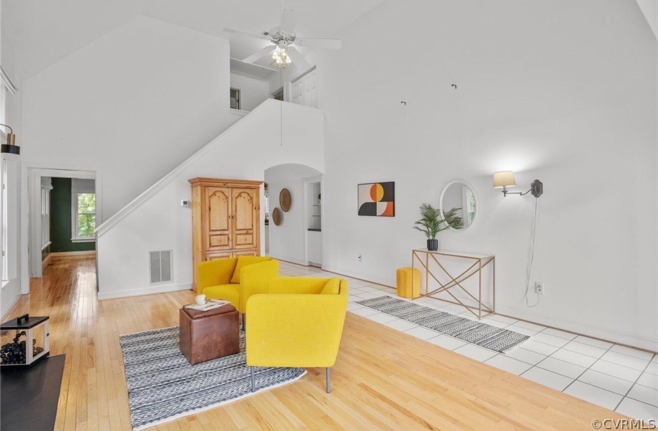 Living room - 1402 Groton Ct