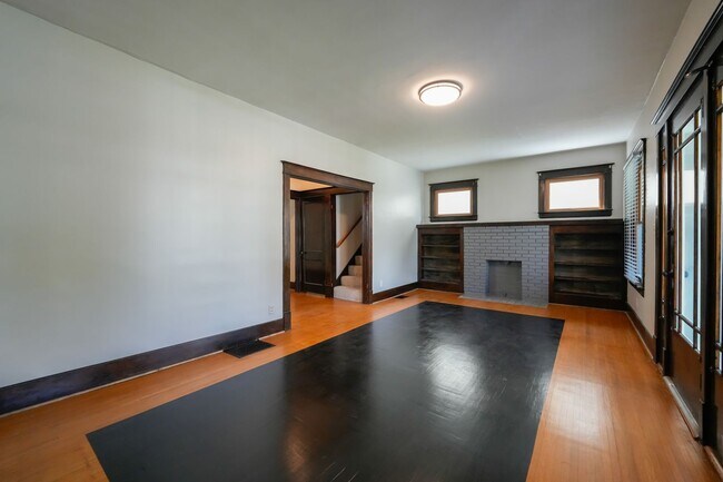 Building Photo - Check out this gem in Schnitzelburg!!