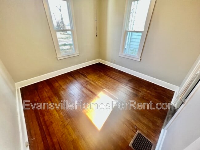 Building Photo - 515 S Grand Ave