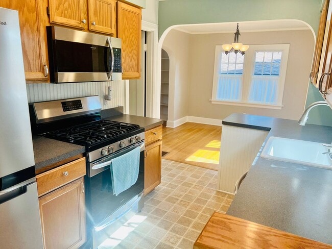 Building Photo - English Cottage Charmer meets Excellence