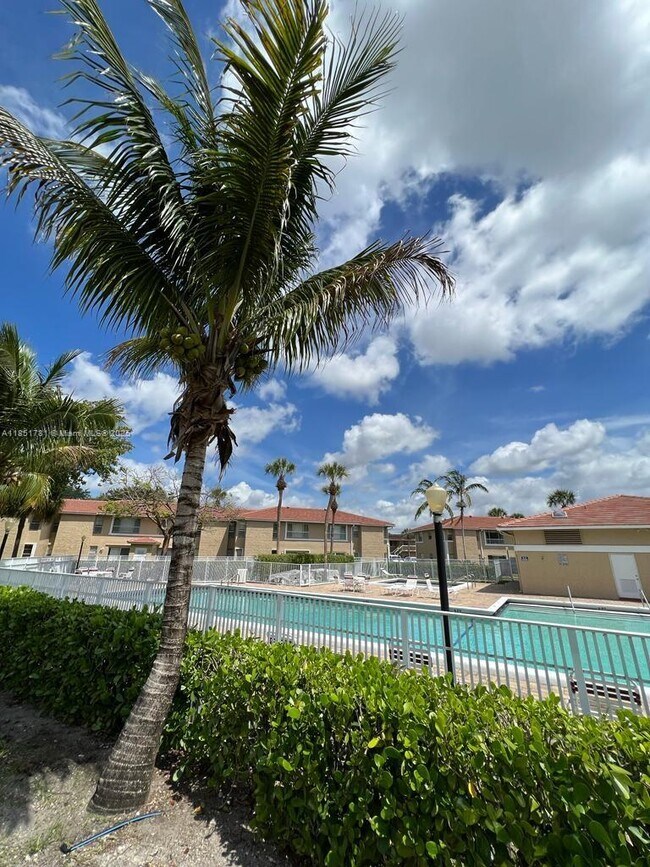 Building Photo - 9992 Twin Lakes Dr