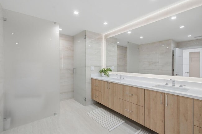 Building Photo - 1173 Hillsboro Mile Unit 22