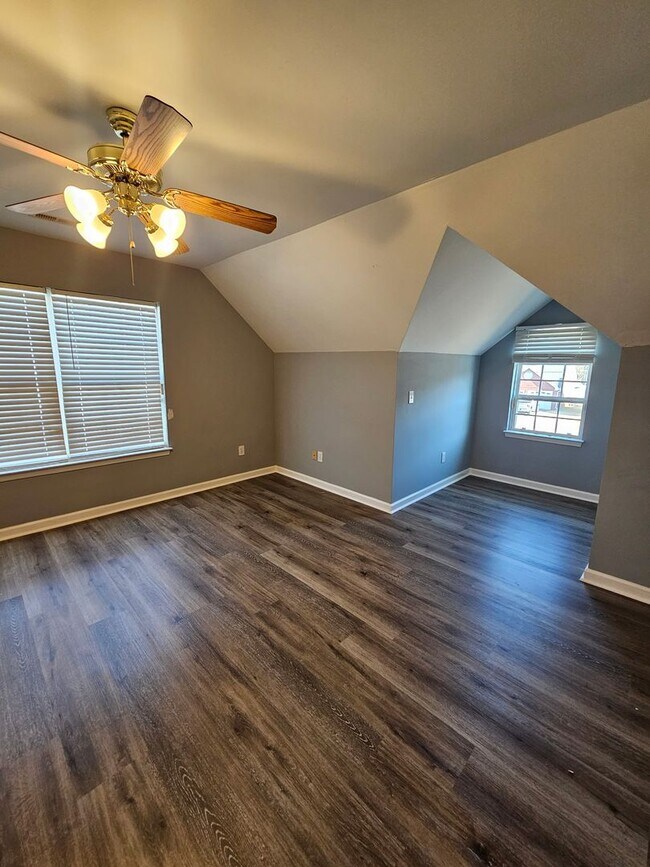 Building Photo - 5 Bedrooms- 3 Bathroom- House in West Rome!