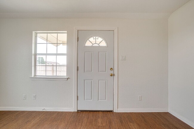 Building Photo - Updated Duplex in Weatherford with large y...