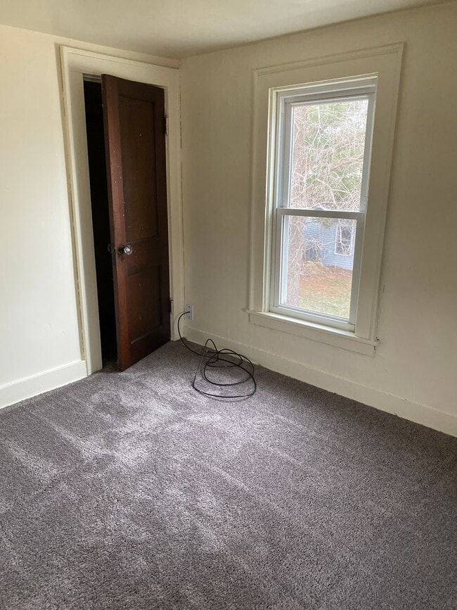 Building Photo - Updated 3 Bedroom House with 1st floor lau...